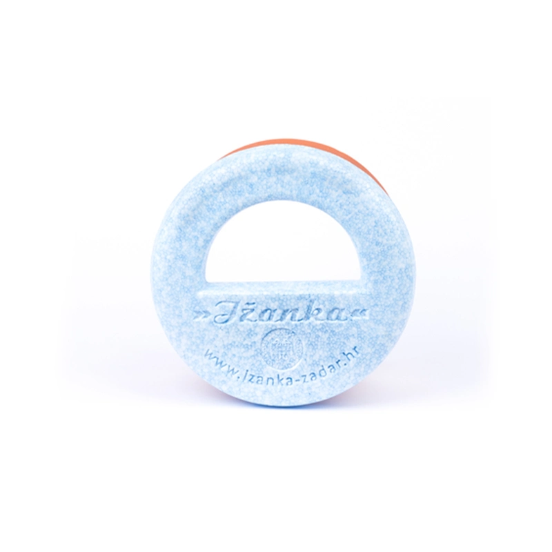 Ribolovni alat izrađena od stiropora plave boje i crvene plastike, ergonomski dizajnirana za udobno držanje i kontrolu prilikom izbačaja.