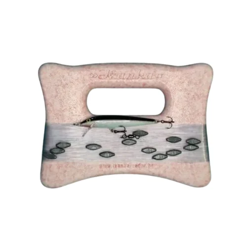 Panula za zubaca travaša: Crveno motavilo s ručkom za lakše držanje, opremljeno varalicom Rapala, flourocarbon predvezom, najlonom 0,60mm. Idealno za lov na zubaca travaša s broda u pokretu.